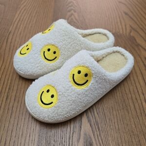 NWT Women's Slippers Plush Small 5 6 Yellow Happy Smiley Face Lounge House Shoes
